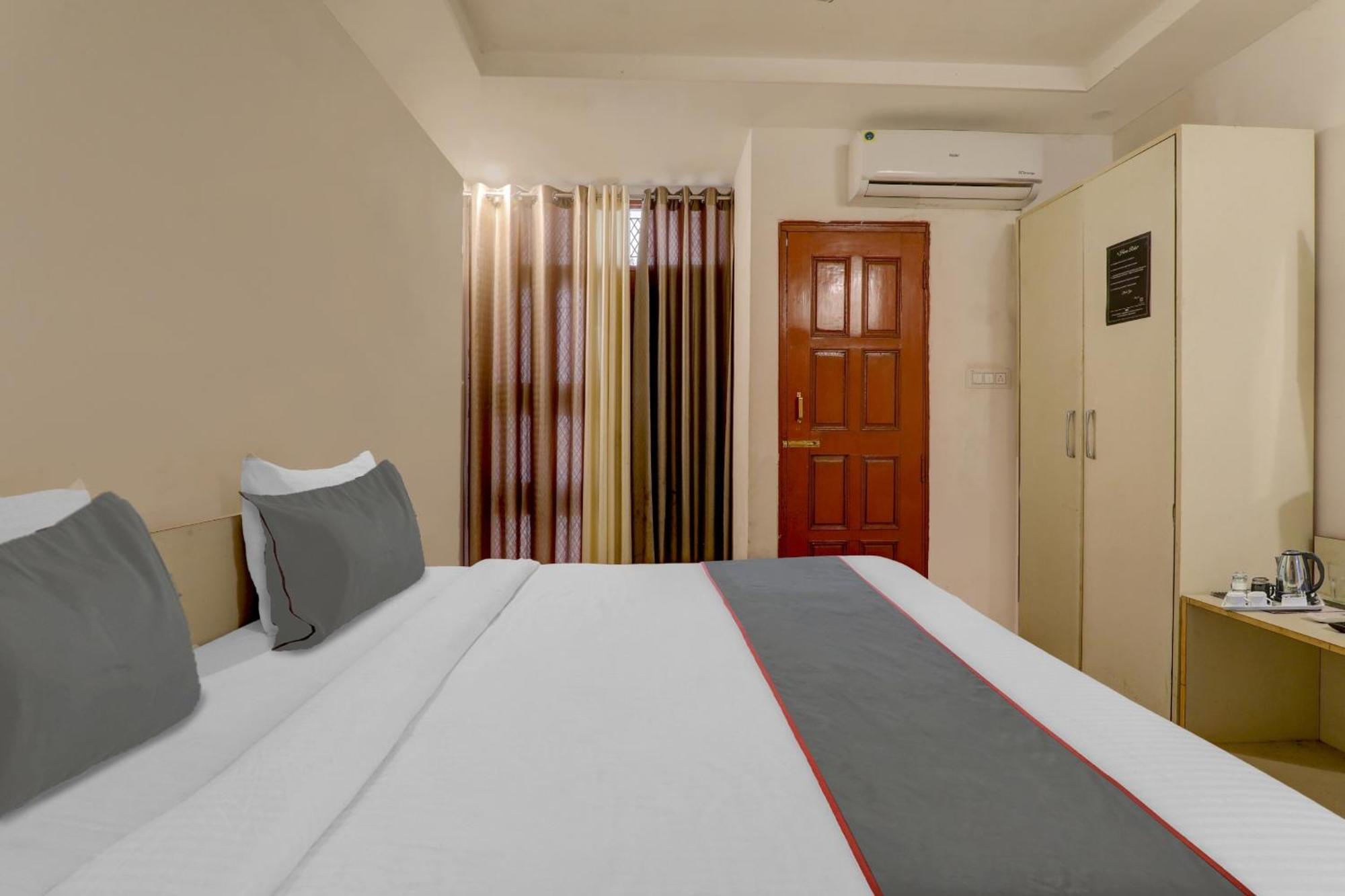 Collection O Premier Near Hazratganj Hotel Lucknow Bagian luar foto