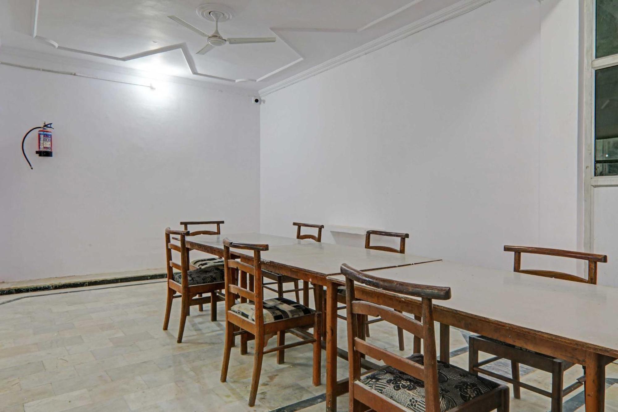 Collection O Premier Near Hazratganj Hotel Lucknow Bagian luar foto