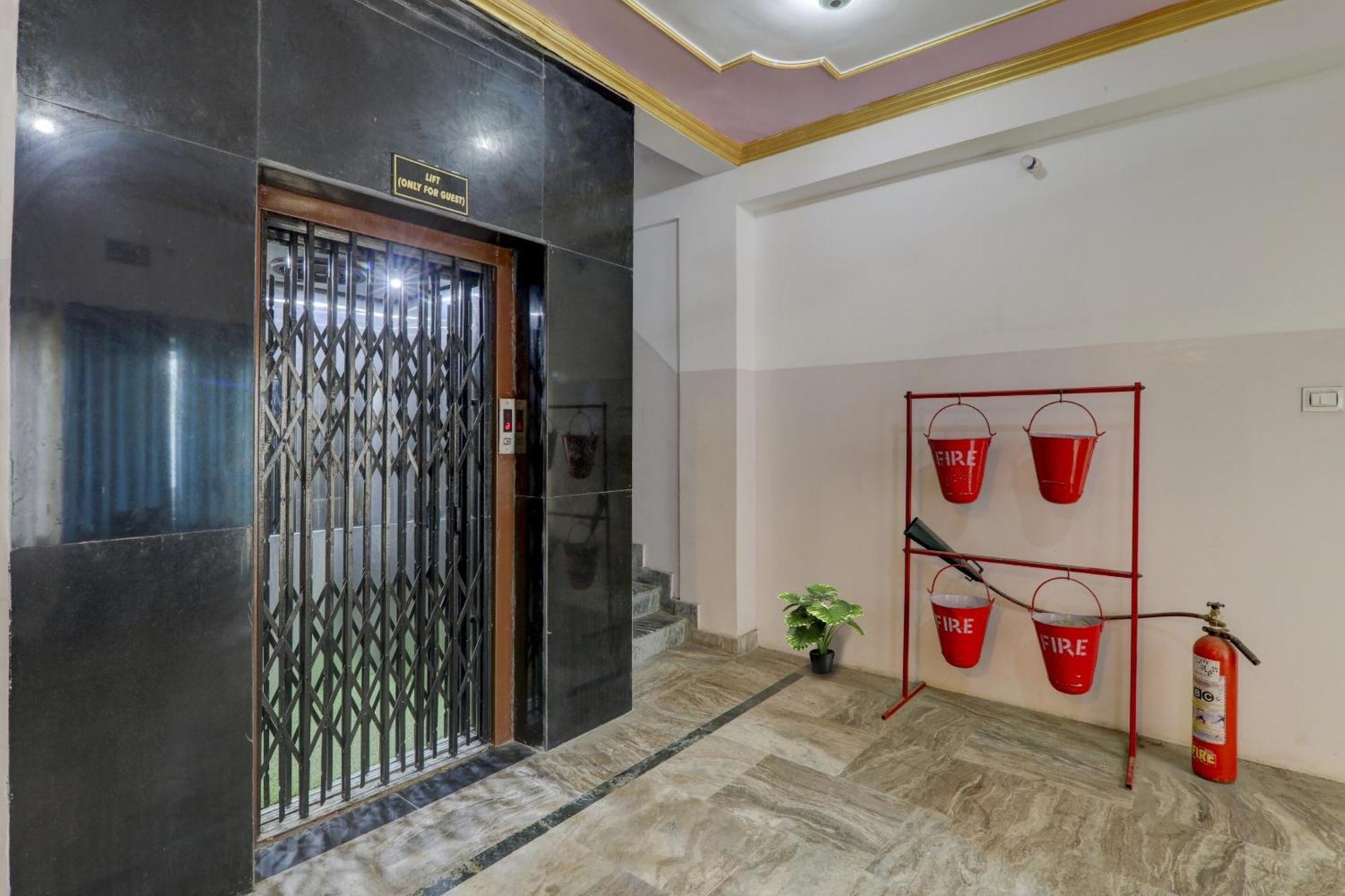 Collection O Premier Near Hazratganj Hotel Lucknow Bagian luar foto